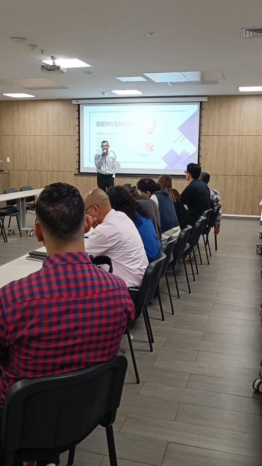 Sesión práctica con expertos en inteligencia artificial