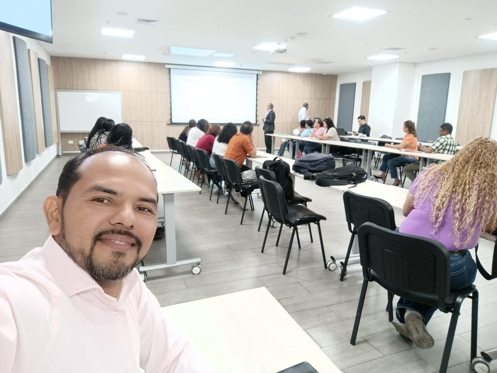 Equipos trabajando en soluciones innovadoras